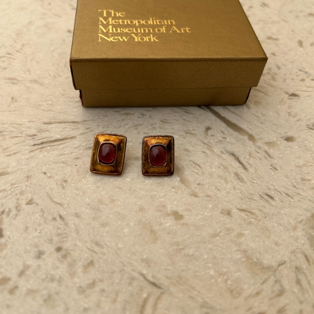 Vintage 1992 Metropolitan Museum of Art Garnet/Gold Vermeil earrings
